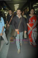 Aamir Khan return from London after Dellhi Belly premiere on 5th July 2011 (11).JPG